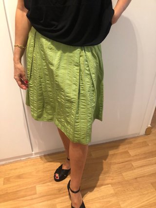 Falda verde plisada