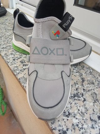 Zapatillas grises y verdes