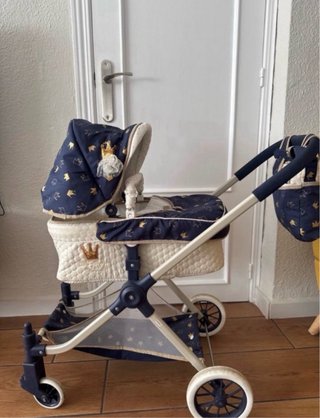 Carrito de bebé de juguete con corona