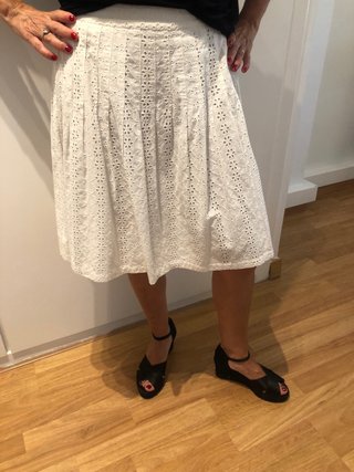 Falda blanca bordada
