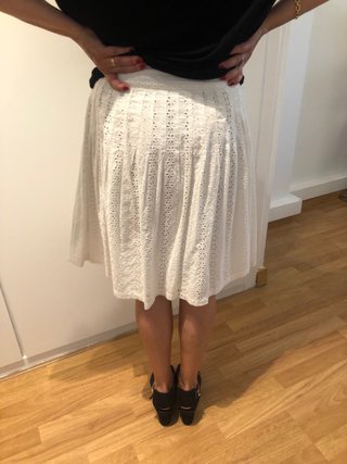 Falda blanca bordada