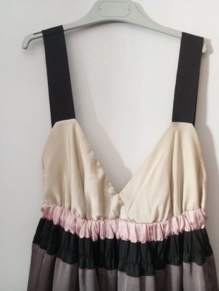 Vestido satinado tirantes beige y negro