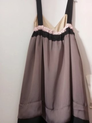 Vestido satinado tirantes beige y negro