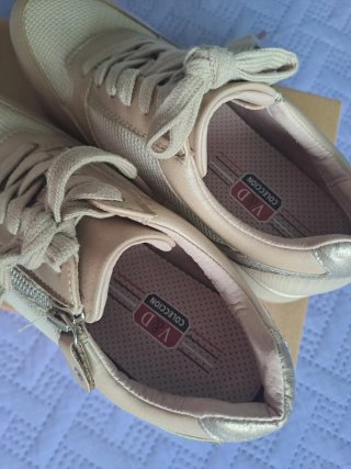 Zapatillas deportivas beige y doradas