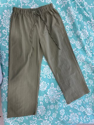Pantalón Shein verde militar Talla L