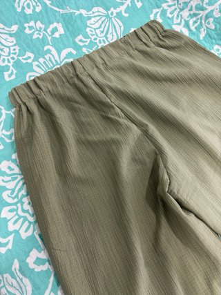Pantalón Shein verde militar Talla L