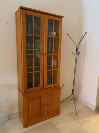 Vitrina de madera con puertas de cristal