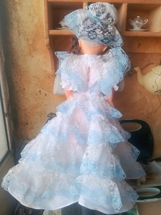 Bambola vintage con abito pizzo azzurro