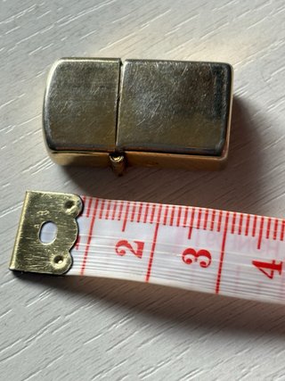 Encendedor miniatura dorado