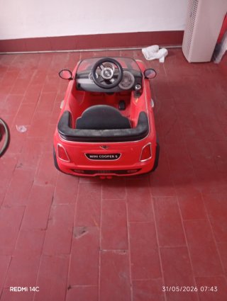 Coche eléctrico infantil rojo y negro