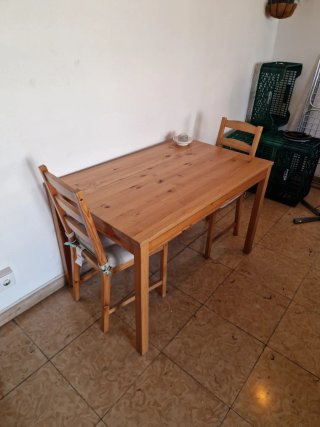Mesa de madera con 2 sillas