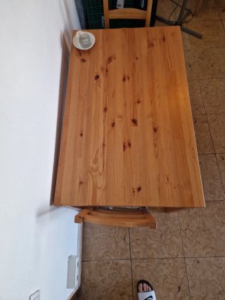 Mesa de madera con 2 sillas