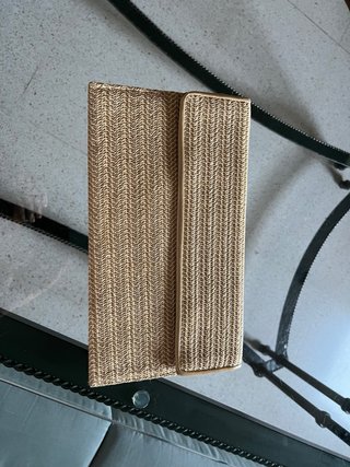 Bolso de mano tejido beige y dorado