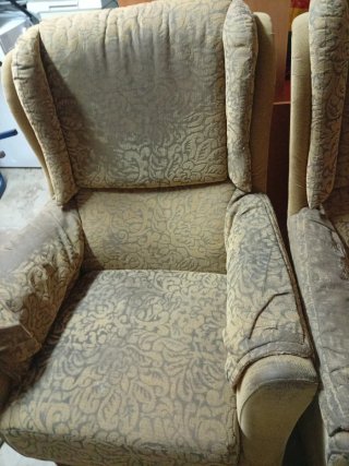 Sillones de tela beige y marrón