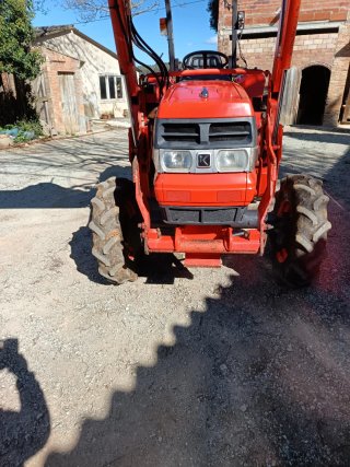 Tractor Kubota  con pala.