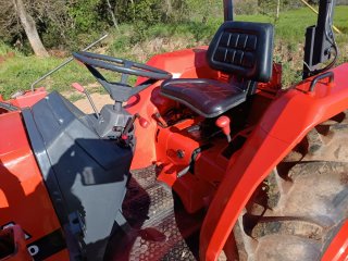 Tractor Kubota  con pala.