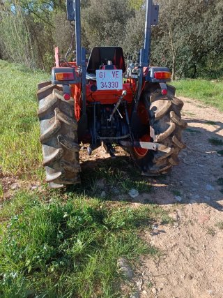 Tractor Kubota  con pala.