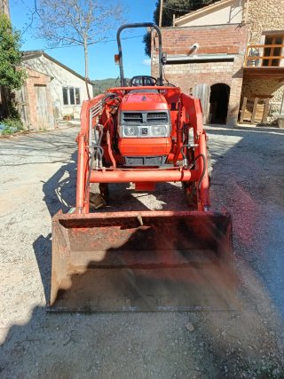 Tractor Kubota  con pala.