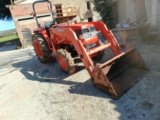 Tractor Kubota  con pala.