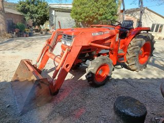 Tractor Kubota  con pala.