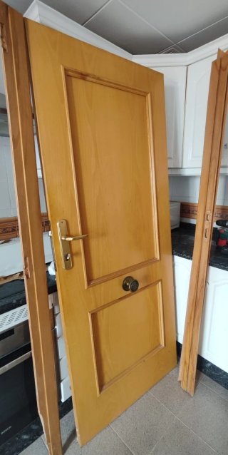 Puerta de entrada de madera