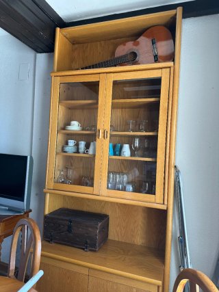 Vitrina de madera y cristal