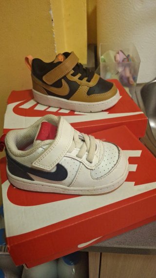 Zapatillas bebé Nike 19.5 blancas y 21 marrones