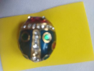 Broches ladybug y abalorios 2€