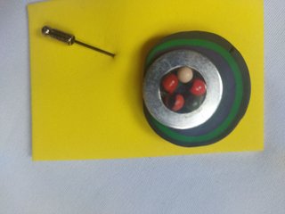 Broches ladybug y abalorios 2€