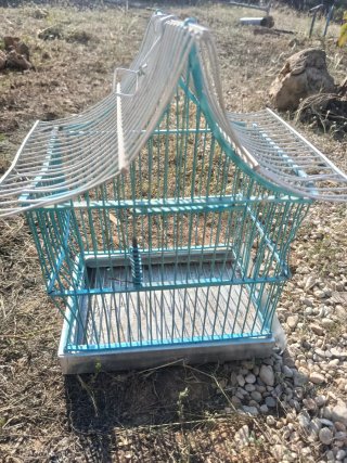 Jaula para pájaros azul y blanca
