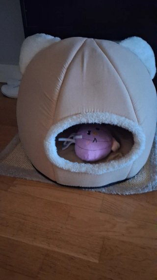 Cueva para gato con peluche