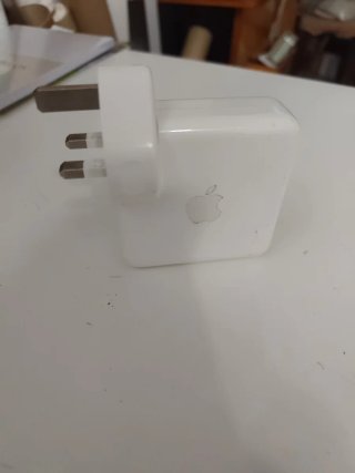 Cargador Apple USB-C original.  Enchufe británico.