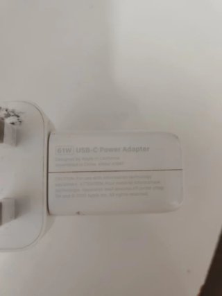 Cargador Apple USB-C original.  Enchufe británico.