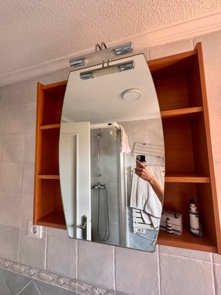 Mueble baño madera con lavabo y espejo