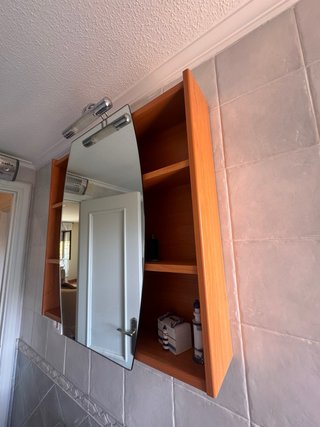 Mueble baño madera con lavabo y espejo
