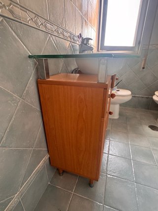 Mueble baño madera con lavabo y espejo