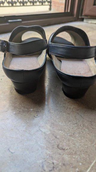 Zapatos de mujer azules y plateados
