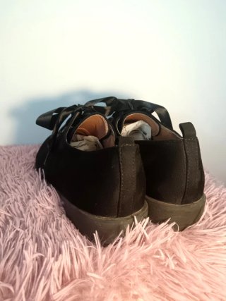Zapatos de ante con cordones de satén Hush Puppies
