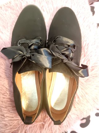 Zapatos de ante con cordones de satén Hush Puppies