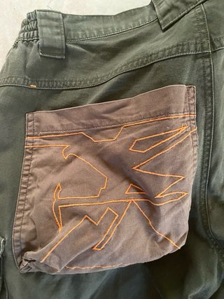 Bermudas hombre tipo cargo con 7 bolsillos