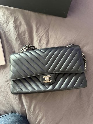 Bolso Chanel Clásico Negro Chevron Mediano