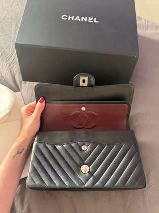 Bolso Chanel Clásico Negro Chevron Mediano