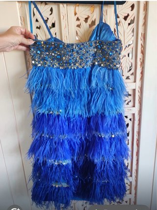 Vestido Faust azul con plumas y pedrería