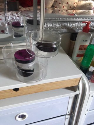 Tocador con espejo y accesorios