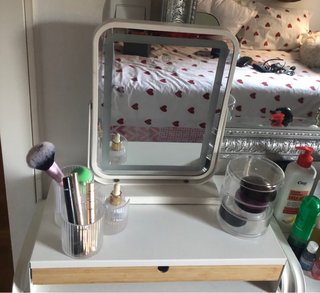 Tocador con espejo y accesorios
