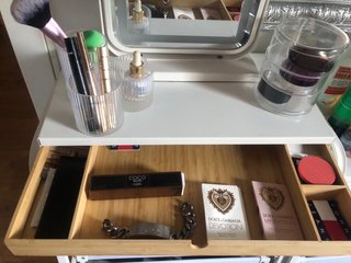 Tocador con espejo y accesorios