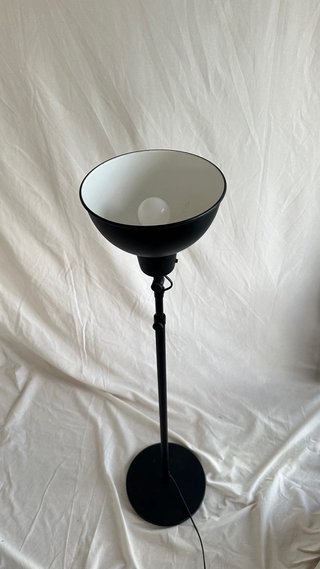 Lámpara de pie Ikea negra regulable