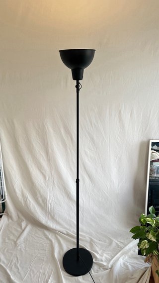 Lámpara de pie Ikea negra regulable