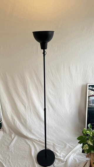 Lámpara de pie Ikea negra regulable