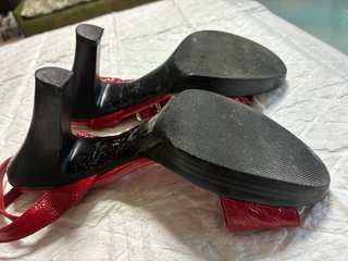 Sandalias de tacón rojas de piel